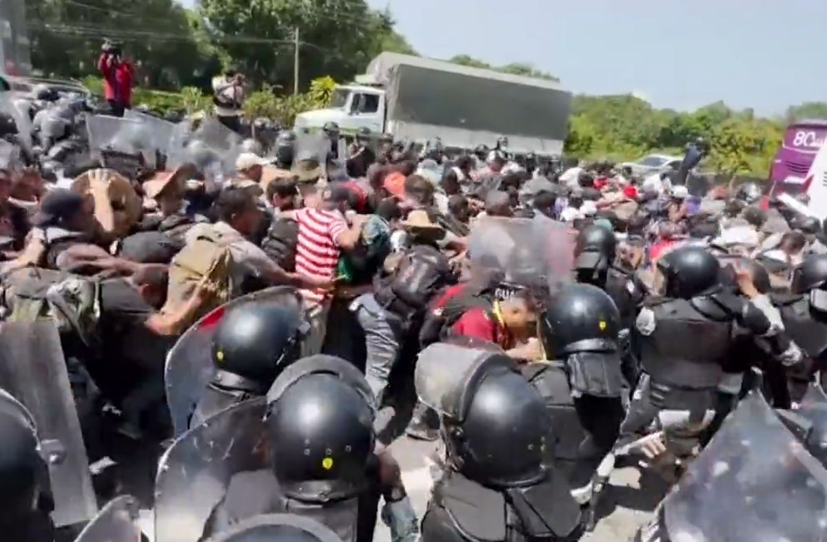 Caravana de 600 migrantes que buscar cruzar a EEUU se enfrenta a