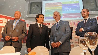 El presidente en ADM rodeado del anfitrión Jorge Abuchalja y el prosecretario Juan Andrés Roballo