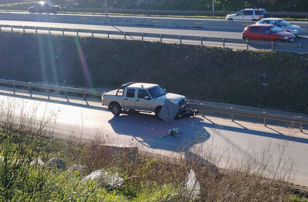 La camioneta en la que iba el narcotraficante asesinado, cuando le dispararon, en ruta 1. Foto: Sebastián Giovanelli. 