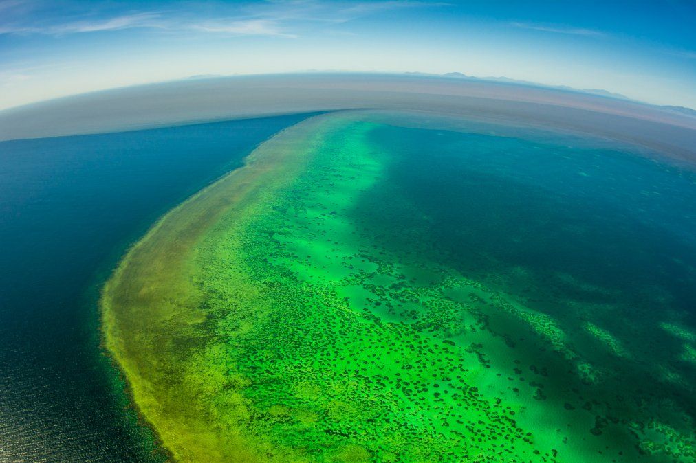 Una foto de Matt Curnock muestra sedimentos que se aproximan a la Gran Barrera de Coral desde las recientes inundaciones.