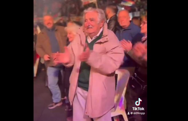 MUJICA--BAILA-ACTO.jpg