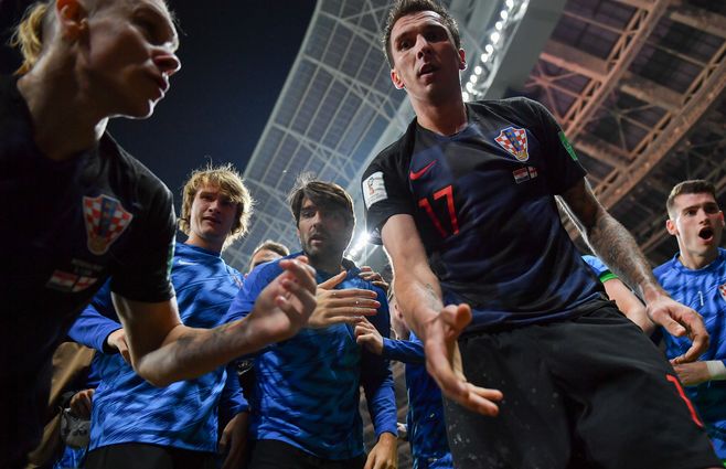 jugadores croatas levantando a yuri cortez afp.jpg