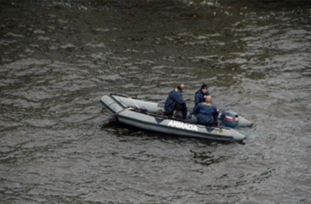A punto de ahogarse: policías rescatan a dos kayakistas que llevaban una hora atrapados en el río Yí