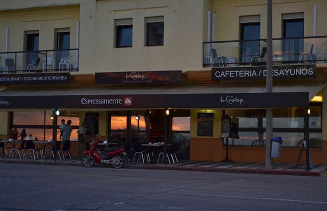 La Corniche, una palabra francesa que significa rambla, remitiendo al origen francés del proyecto de Piriápolis.&nbsp;