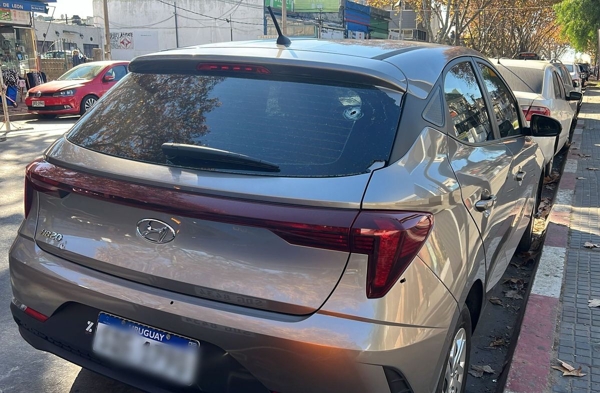 Foto: Subrayado. El auto tiene cuatro impactos de bala; está en la seccional 19ª. Foto: Subrayado. El auto tiene cuatro impactos de bala; está en la seccional 19ª.