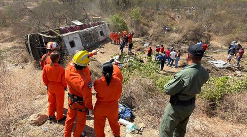 Accidente de ómnibus donde murieron 15 peregrinos. Foto: AFP. Accidente de ómnibus donde murieron 15 peregrinos. Foto: AFP.