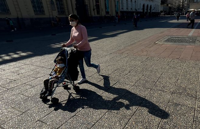 santiago-chile-calle-gente-covid-AP.jpg