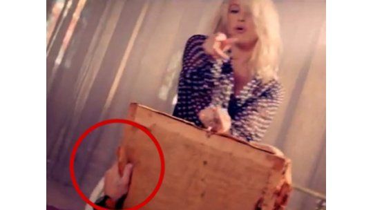 Descubren una mano inoportuna en el nuevo video de Shakira
