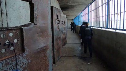 otra pelea entre reclusos termino con un preso muerto y otro herido