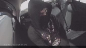 dos delincuentes subieron a un taxi y amenazaron al conductor para que se bajara; quedaron registrados