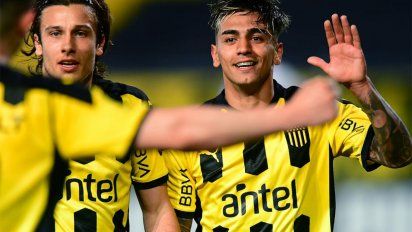 penarol vencio 2 a 0 a river plate gracias a la sociedad alvarez martinez-torrres-canobbio