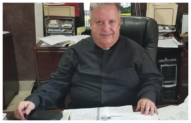 El padre Sosa, un puntal pastoral en Surfside, Miami