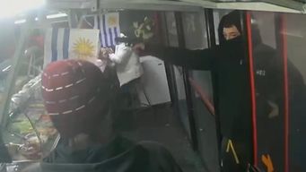 delincuente armado y encapuchado rapino carrito de comidas en aguada; logro llevarse unos $5.000