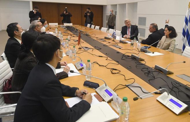 Bustillo, Delgado y Arbeleche en la reunión con jerarcas de China. Foto: FocoUy.