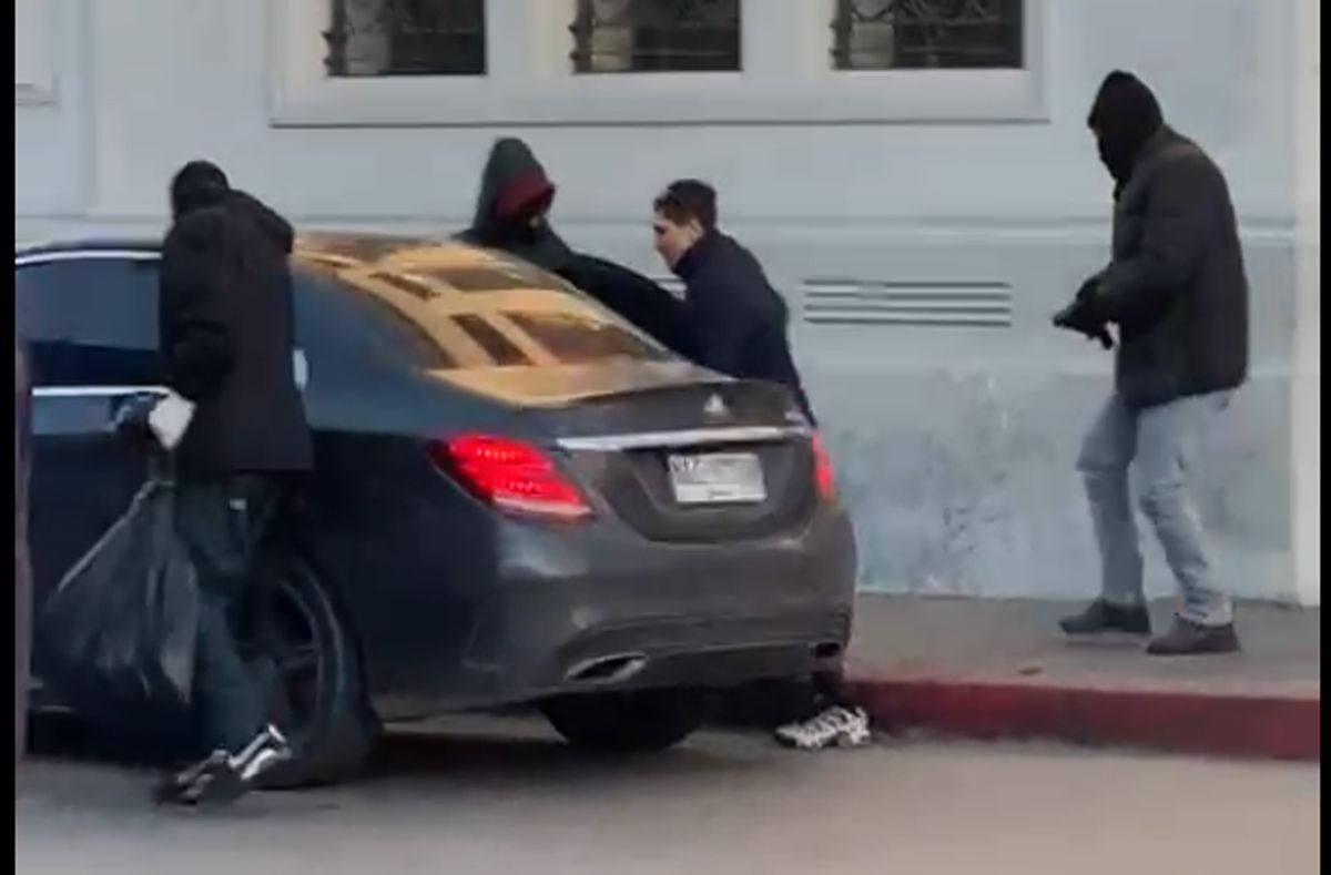 Video muestra a delincuentes de la rapiña del BROU: bolsa negra, armas y uno con cara descubierta