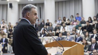 El presidente de Uruguay Yamandú Orsi habló ante estudiantes y docentes de la universidad en China. Foto: Presidencia.