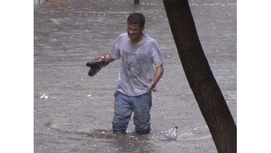 Temporal castiga Buenos Aires tras apagones y conflicto de basura