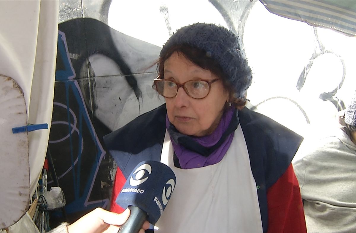 Tiene 71 años, vende tortas fritas, pasteles y empanadas, y necesita colaboración para comprarse un carro por el frío