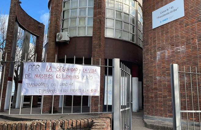 Foto: Subrayado. Por la seguridad y la vida de nuestros estudiantes y los trabajadores del liceo 41. Esperamos a los padres a las 10:00 h, expresan docentes mediante un cartel.
