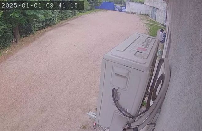 Así entró el delincuente a la sede del Club Social Progreso, en Canelones.