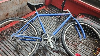 Foto cedida a Subrayado. La bicicleta en la caja de la camioneta robada.