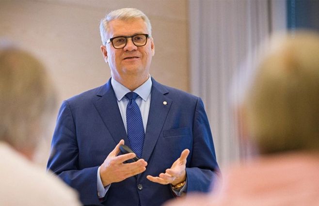 Jussi Pesonen, de 59 años, CEO de&nbsp;&nbsp;UPM-Kymmene desde 2004.&nbsp; Entró a la empresa en 1987.&nbsp; Es ingeniero especializado en procesos tecnológicos y posee un master of science de la Oulu University