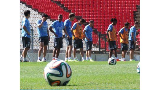 Suárez entrenó con los suplentes y se espera que vuelva el jueves