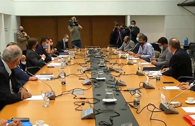 En Torre Ejecutiva, sede de Presidencia, Lacalle Pou recibió a senadores del FA y otros partidos por la pandemia.