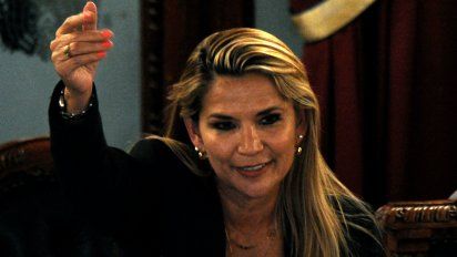 senadora jeanine anez se proclama presidenta de bolivia en sesion legislativa sin quorum