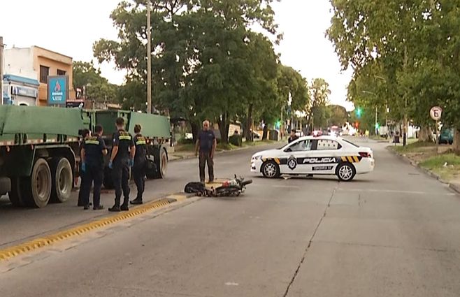 Motociclista murió tras intentar rebasar una camioneta, perder el dominio y quedar atrapado debajo de una zorra