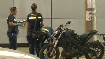 intento de rapina con disparos en un supermercado: delincuentes se enfrentaron con policia y dejaron las motos abandonadas