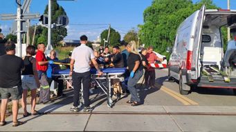 una moto no respeto las senales ni la barrera baja en la via ferrea y fue embestida por un tren