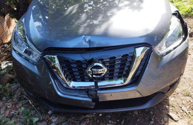 Foto cedida a Subrayado. La camioneta de Gerardo Nieto presenta daños tras la rapiña.