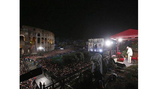 Papa en su primer Vía Crucis: “la cruz es la respuesta al mal
