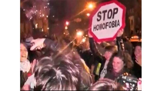 Besos que queman: Chuponeada masiva frente a bar Viejo Barreiro