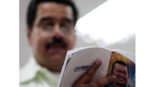 Asume el presidente de Venezuela, rodeado de 17 jefes de Estado