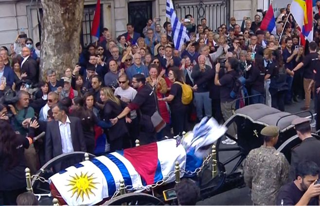 Mujjica-cortejo-sede-FA.jpg