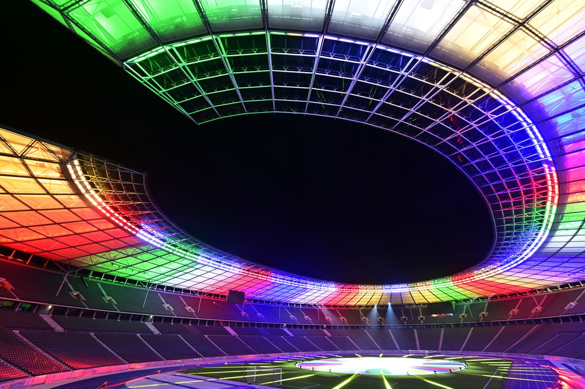 El estadio olímpico se ilumina con los colores del nuevo logotipo del campeonato de fútbol de la UEFA Euro 2024, presentado en el estadio olímpico de Berlín el 5 de octubre de 2021.