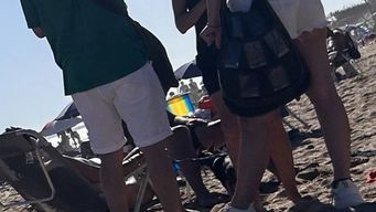 Promotores ofrecen cigarrillos en la playa de La Paloma. Foto publicada en X (ex Twitter) por la cuenta @Lunatica2020