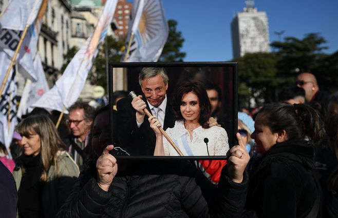 CRISTINA-NESTOR-KIRCHNER-AFP-MOVILIZACION.jpg