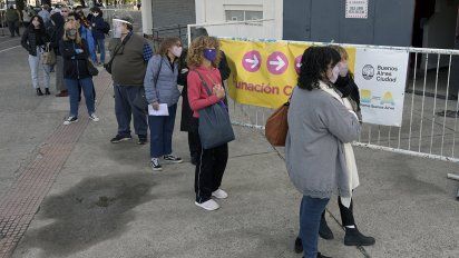 gobierno argentino extiende restricciones anti-covid con casi 84.000 fallecidos