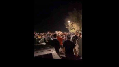 pelea callejera entre cientos de jovenes termino con un detenido