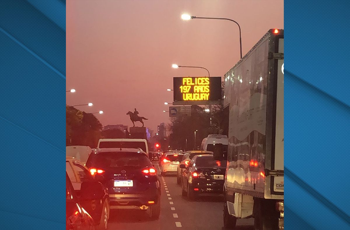 En Argentina, carteles en las calles de Buenos Aires transmitían mensajes en referencia al 25 de agosto para Uruguay. Foto: Twitter MRREE