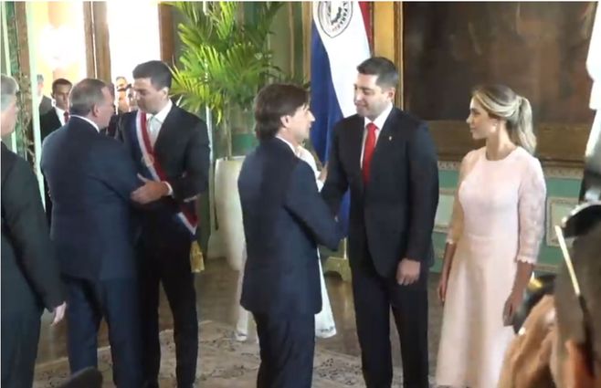 Lacalle Pou saluda al presidente Santiago Peña y a su vicepresidente Pedro Alliana.