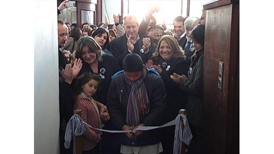 Inauguró local reciclado por presos para víctimas de delincuencia
