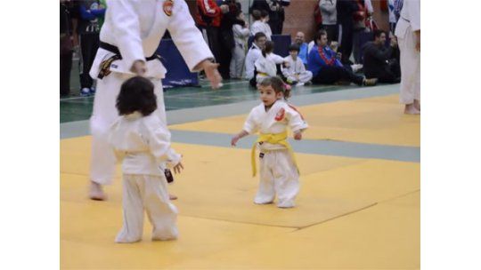 Dos niñas de 3 años debutaron como judocas: mirá la pelea