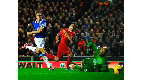 Liverpool le ganó 4 a 0 a Everton y Suárez marcó un golazo