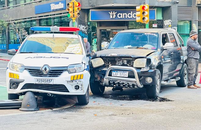 Choque-policía-camioneta-en-18-de-julio-y-Yi.jpg