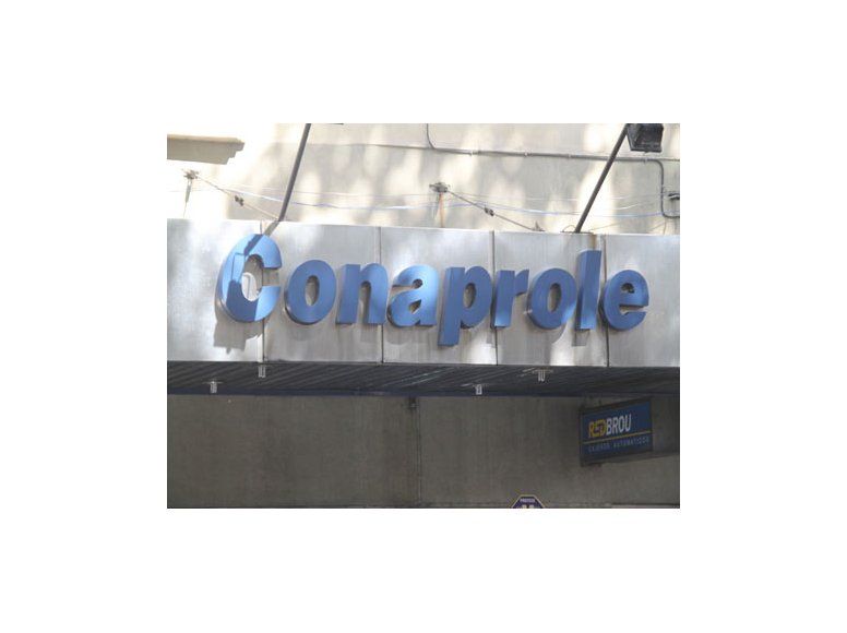 Trabajadores amenazan con cortar las exportaciones de leche