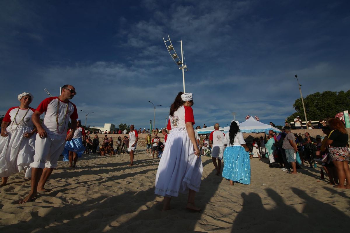 También se suelen hacer pozos en la arena para colocar velas encendidas durante los rituales y ofrendas. Foto: Foco UY